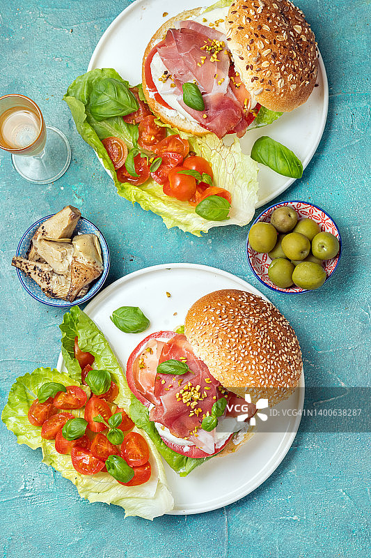 盘子里的番茄火腿马苏里拉三明治图片素材