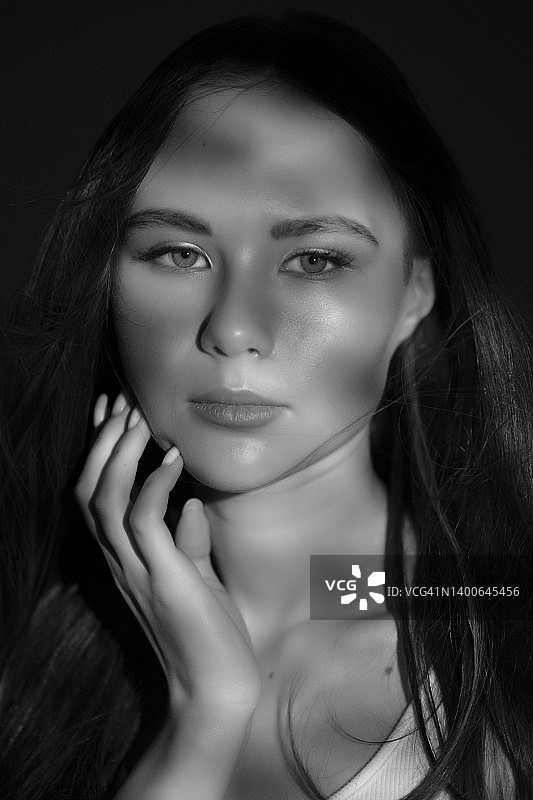 美丽的年轻女子的肖像图片素材