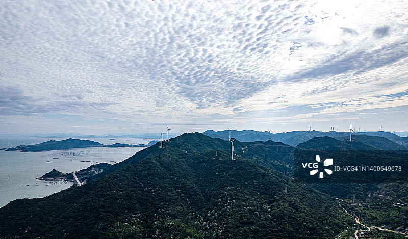 安装在山顶的风力发电场图片素材