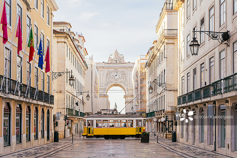 葡萄牙里斯本奥古斯塔拱门和黄色电车图片素材