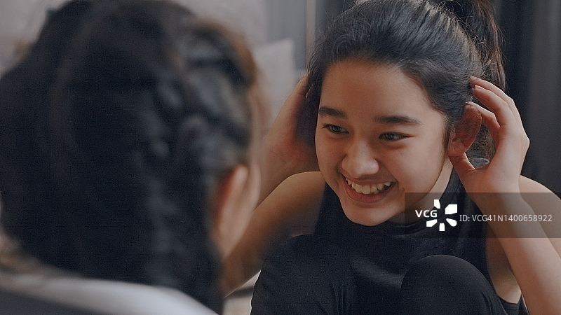 特写：少女与姐姐在家中进行仰卧起坐锻炼图片素材