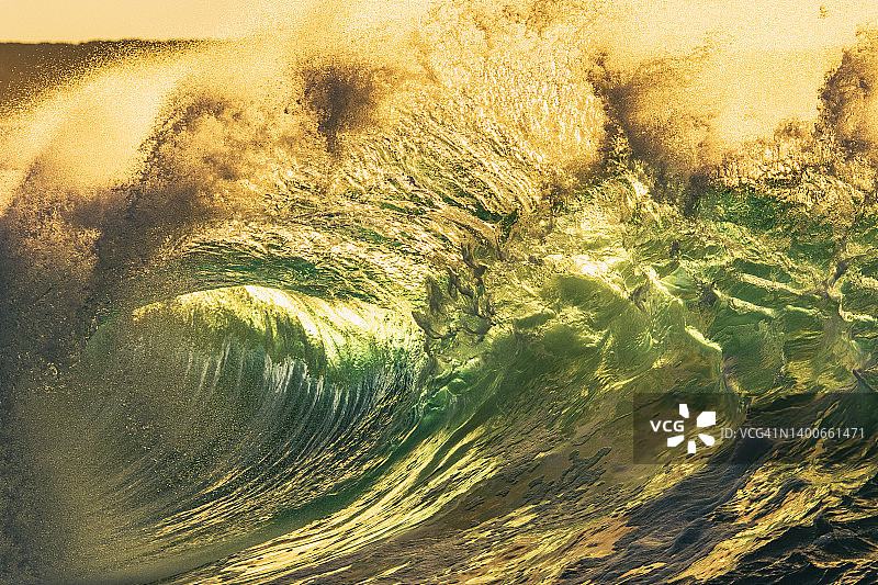 金色阳光下的海浪图片素材