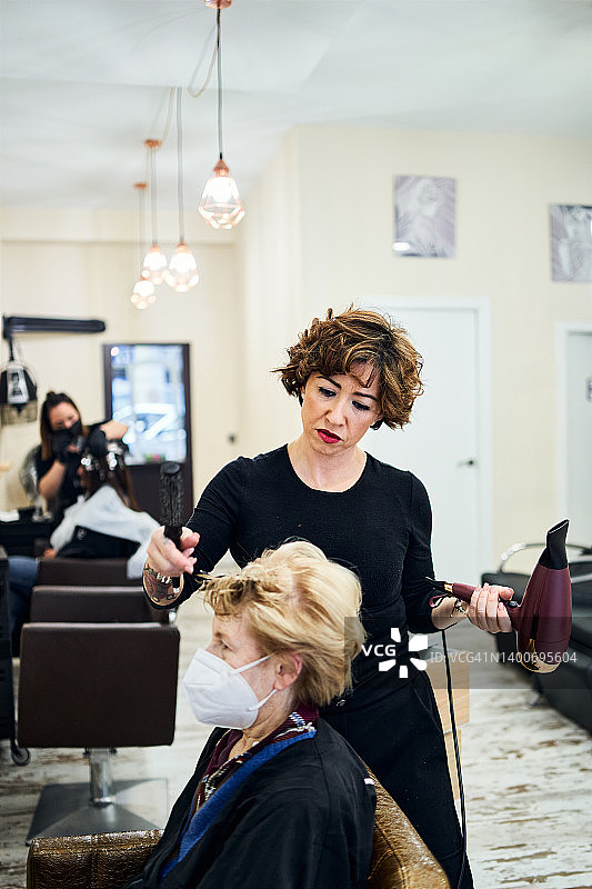 为顾客吹干和设计发型图片素材