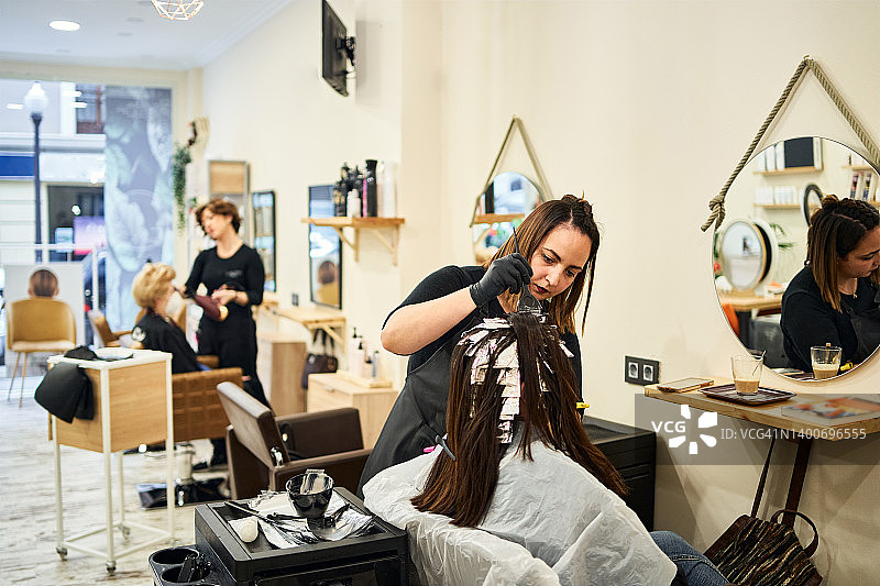 理发师用刷子为顾客染发图片素材