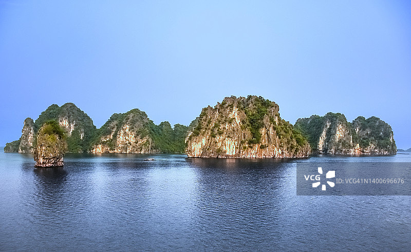 越南下龙湾，联合国教科文组织遗产地，美丽的岩溶石灰岩地貌图片素材