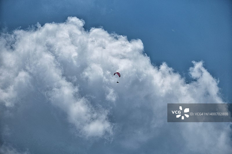 云端滑翔伞图片素材