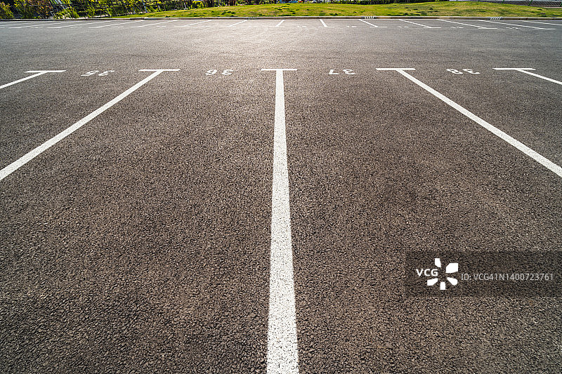 空旷的停车场特写图片素材