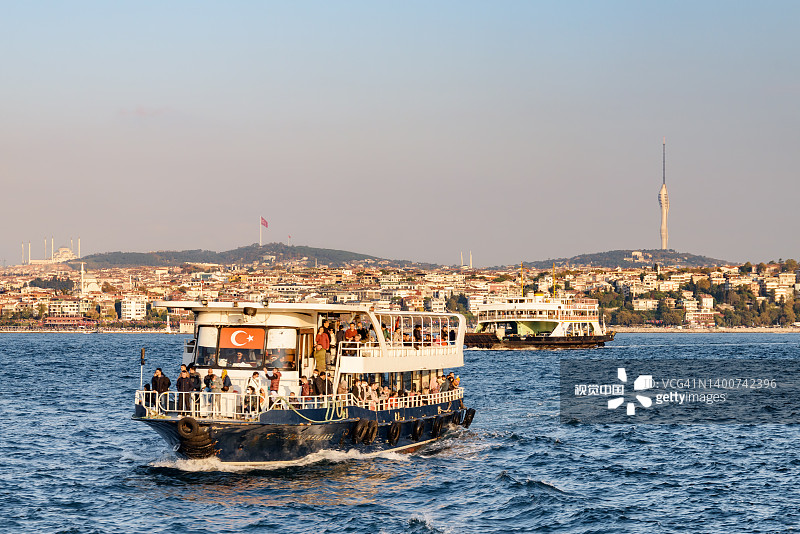 伊斯坦布尔天际线：渡轮横跨博斯普鲁斯海峡图片素材