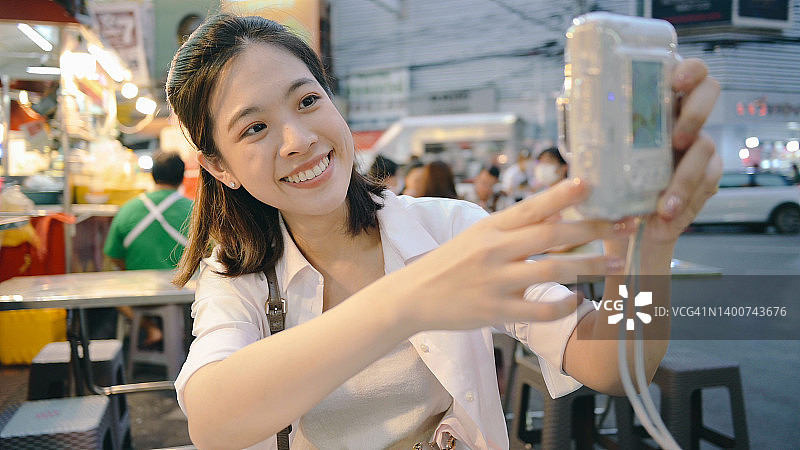 年轻女人曼谷唐人街美食自拍图片素材