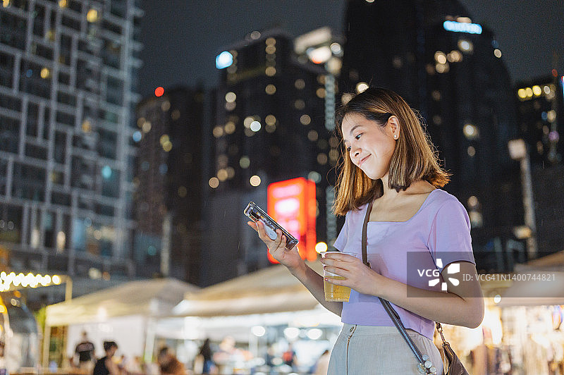 在曼谷拉玛九街头夜市购物的中国泰国亚洲游客图片素材