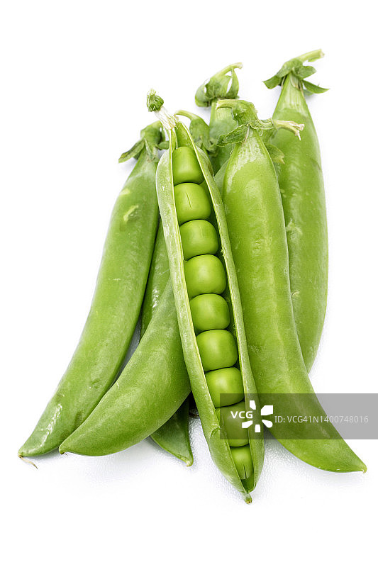 白色背景上的新鲜青豌豆图片素材