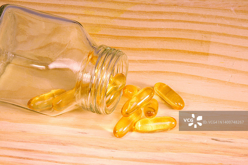 从瓶子中溢出的Omega 3药丸图片素材
