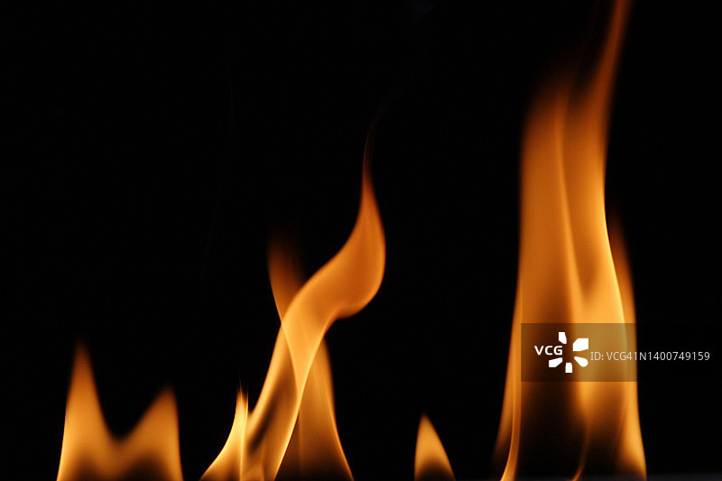 黑色背景下的火焰特写图片素材