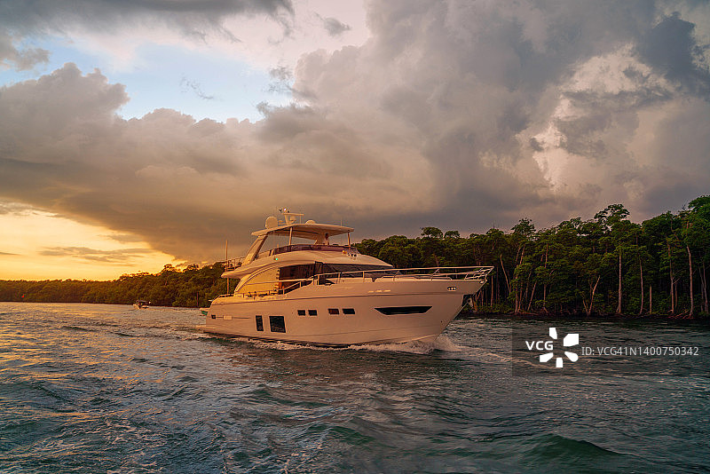 在北迈阿密佛罗里达州豪劳弗入口运河上航行的船只图片素材