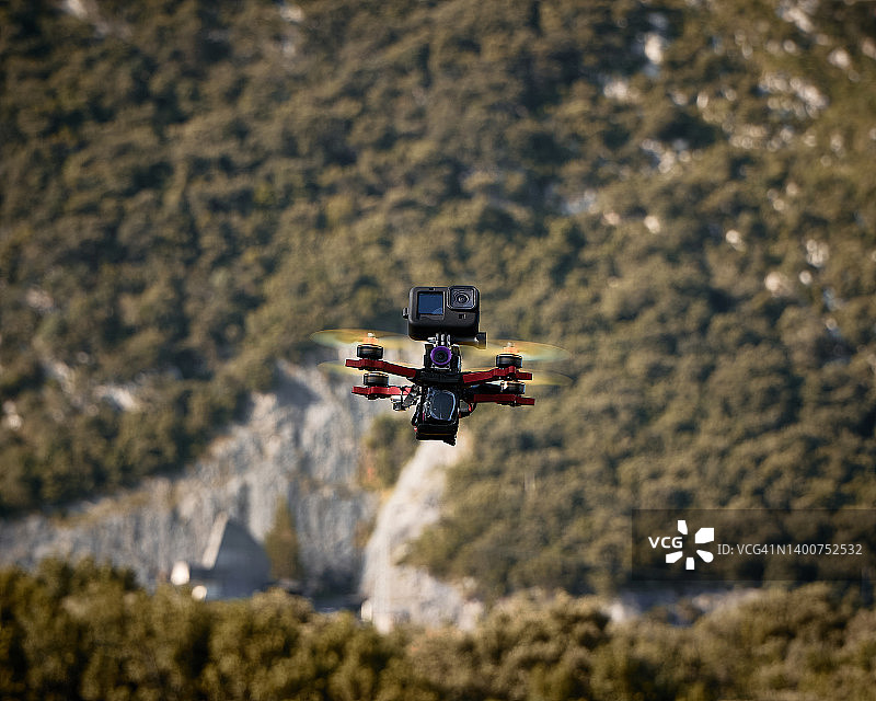 从下方看到的FPV竞速无人机图片素材