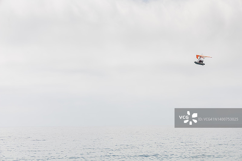 在地中海上空飞行的滑翔伞图片素材