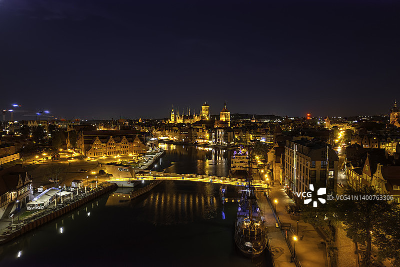 格但斯克老城夜景（航拍视角）图片素材