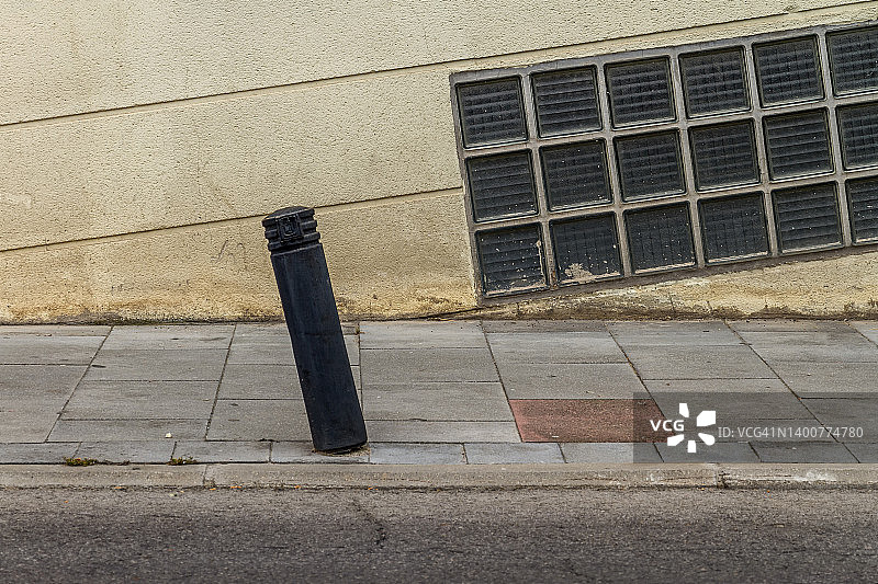 倾斜的系缆柱图片素材