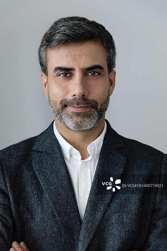 商人微笑看向镜头图片素材