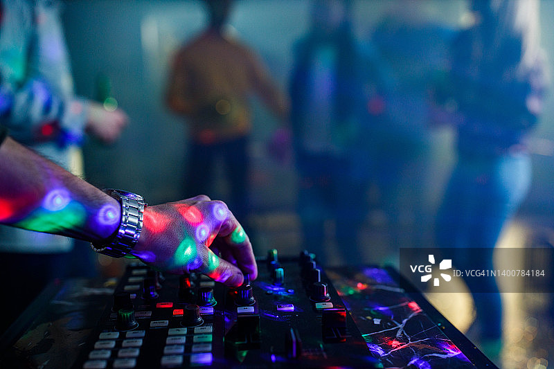派对上演奏音乐的DJ特写图片素材