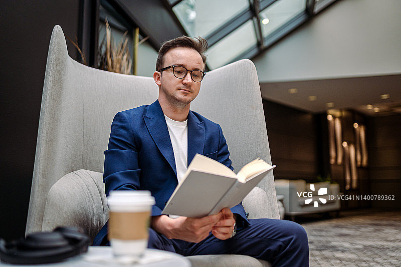 商人会议间隙休息并阅读书籍图片素材