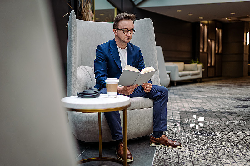 商人会议间隙休息并阅读书籍图片素材