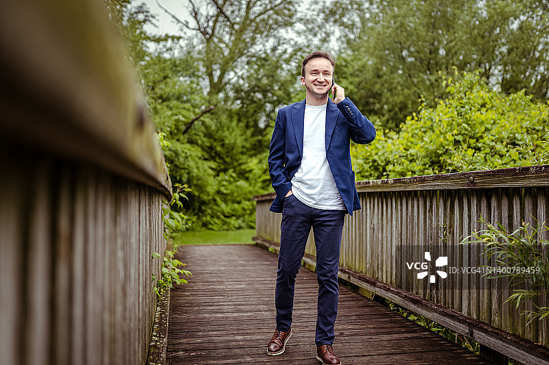 商务人士在开会间隙于大自然中休息图片素材