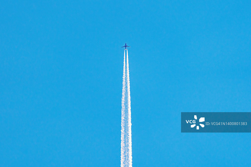 天空飞机蓝天白色气流背景图片图片素材