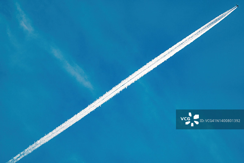 飞机及其穿过云层的尾迹，飞机背景。太空火箭。旅行和度假图片素材