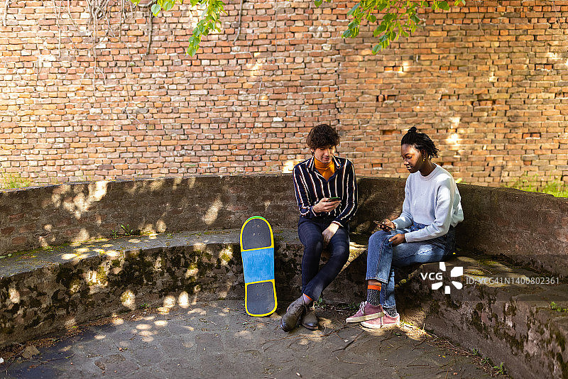 城市里不同种族的男女朋友一起外出图片素材