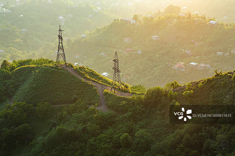 山顶上的电力线图片素材