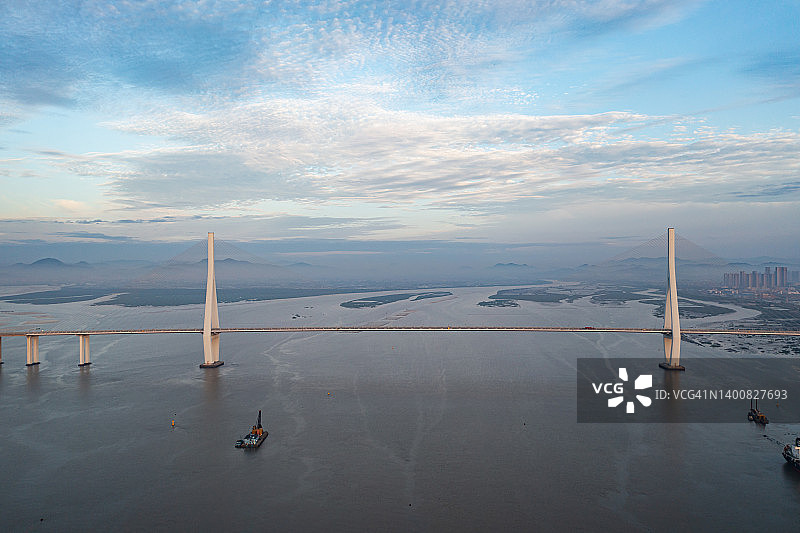 阴天时的跨海大桥图片素材
