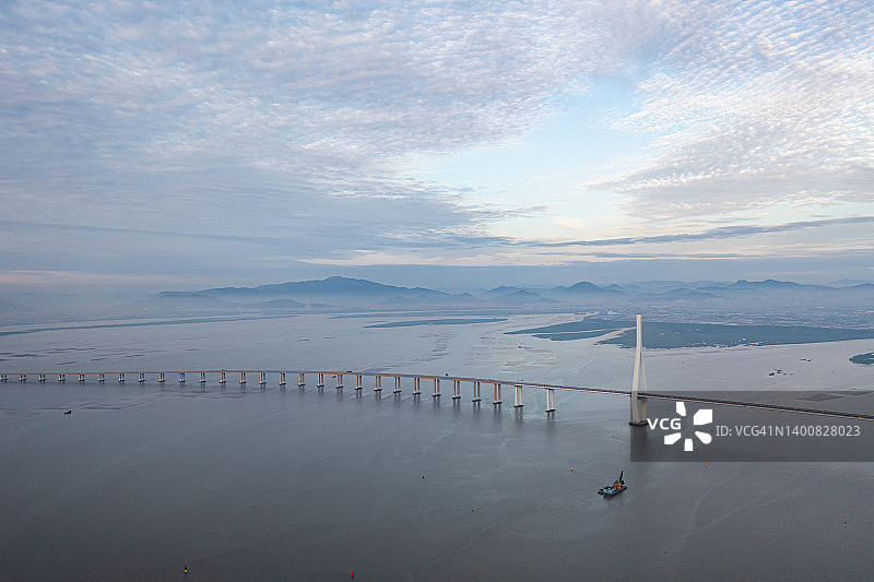 阴天时的跨海大桥图片素材