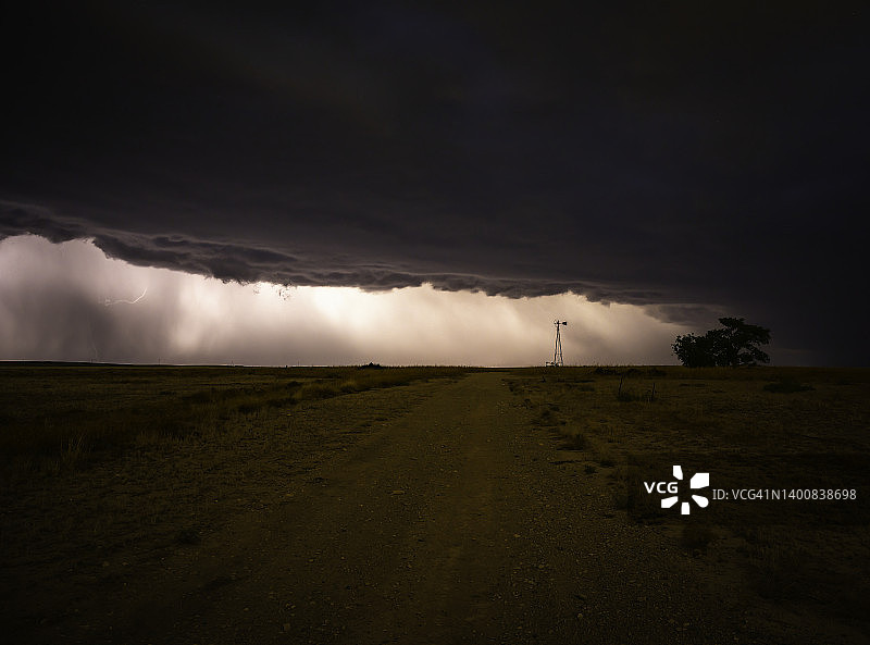 通往暴风雨的路图片素材