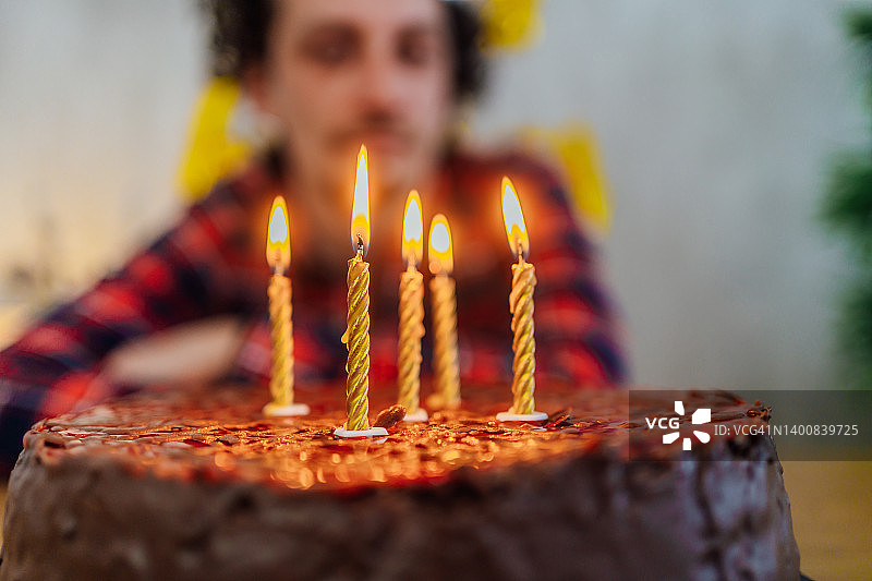 拿着生日蛋糕的男人图片素材