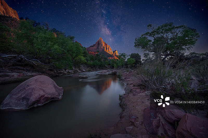 守望者上空的银河系图片素材