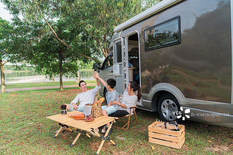 一家人在房车前击掌庆祝假期图片素材
