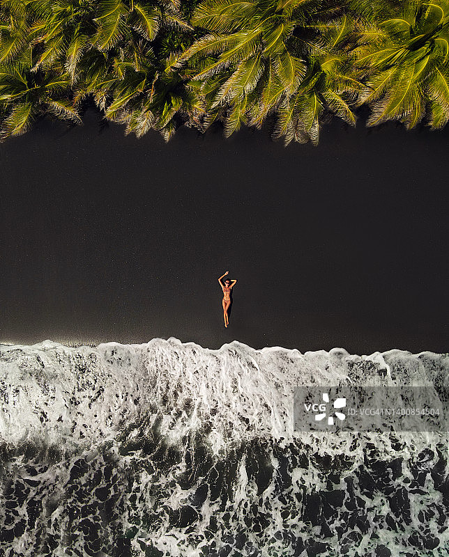 黑沙和棕榈树图片素材