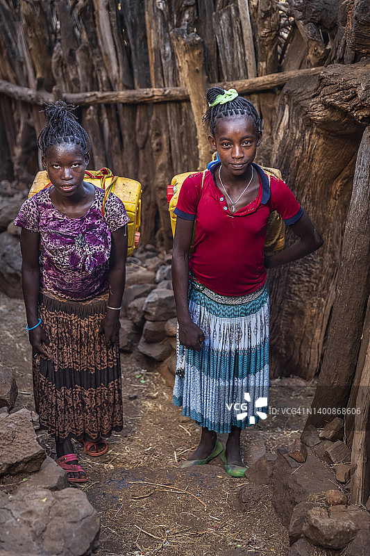 非洲埃塞俄比亚，非洲女孩们从井里打水图片素材