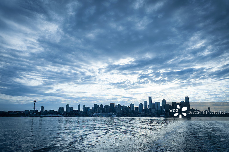 从班布里奇岛渡轮眺望西雅图天际线图片素材