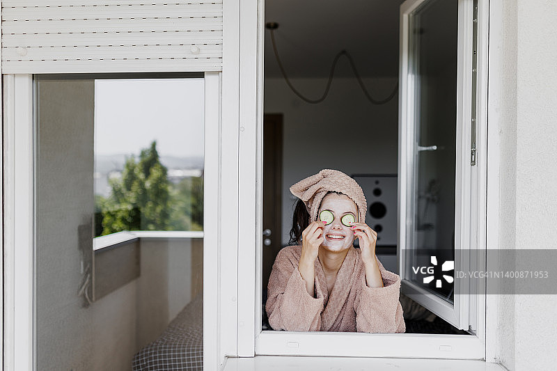 女人在做皮肤护理，敷黄瓜面膜图片素材