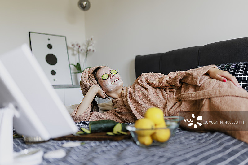 女性在床上进行皮肤护理图片素材