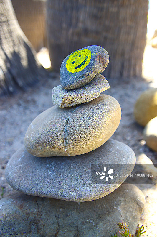 笑脸石堆图片素材