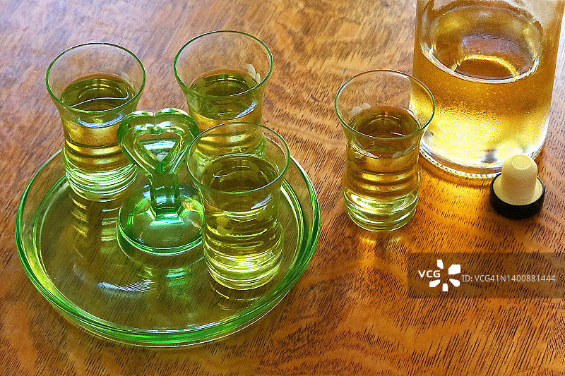 玻璃托盘与柠檬酒图片素材