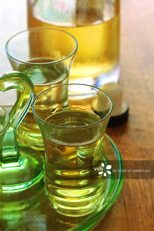 自制柠檬利口酒醒酒器与两小杯图片素材