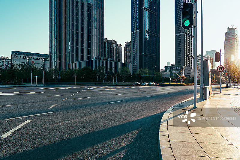 日落时分的城市街道图片素材