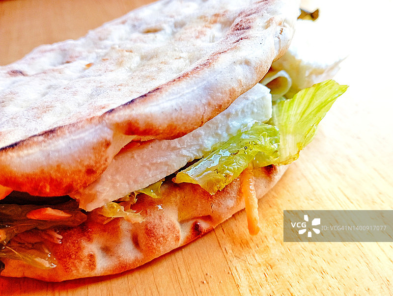 皮塔饼配希腊菲达奶酪和厨师沙拉图片素材