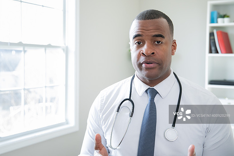 医务人员在家通过视频会议工作图片素材