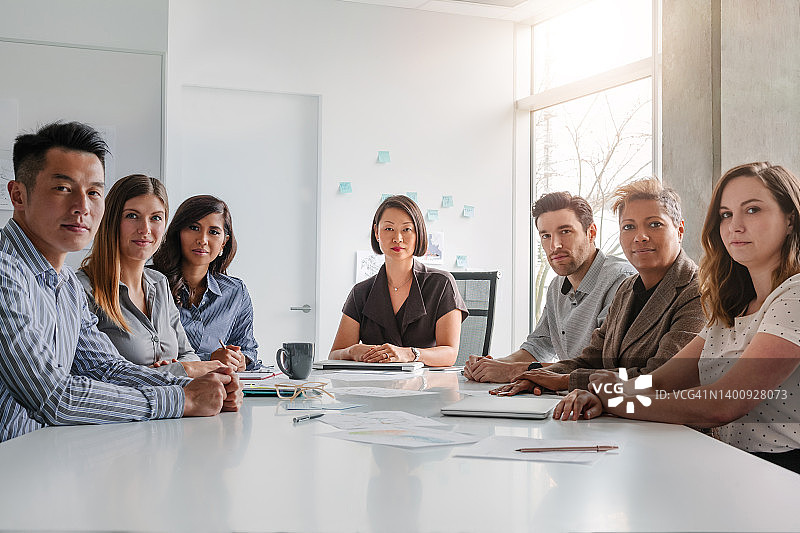 韩国中年妇女与多元文化团队在现代创意办公室内工作的肖像图片素材