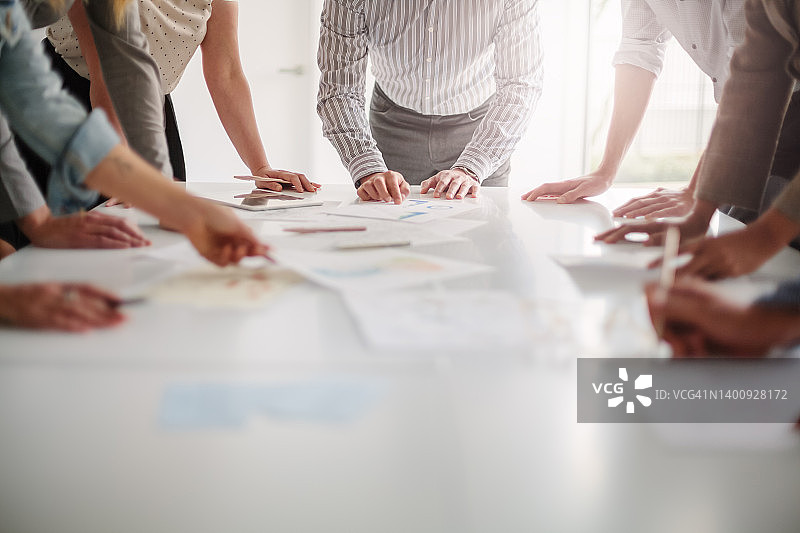 创意办公室内，多人团队合作讨论决策图片素材